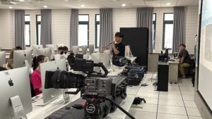 茶金「咚咚」傳授表演技巧 開南資傳系舉辦影片製作營