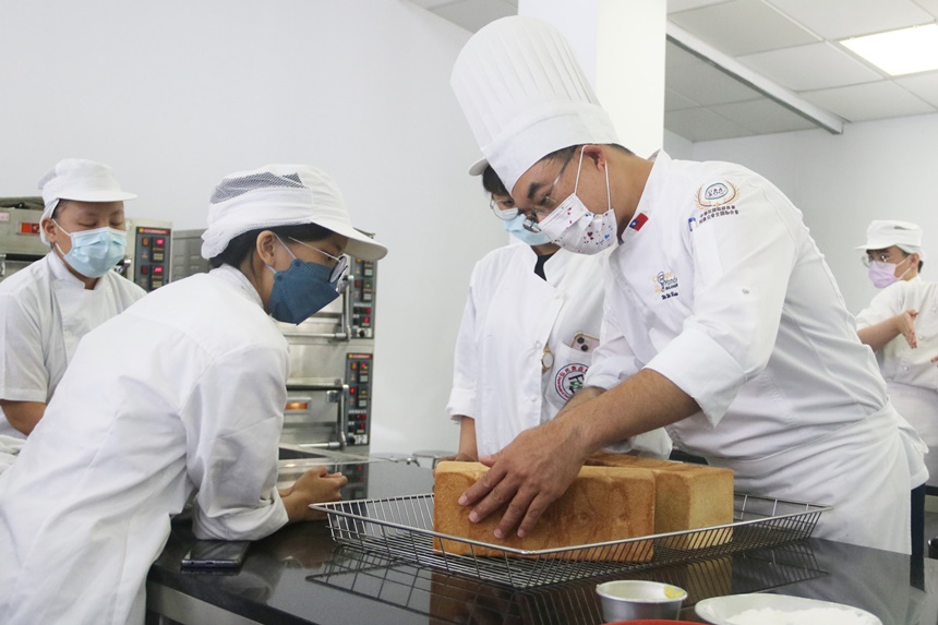 禮聘世界麵包大賽冠軍教練吳武憲任副教授傳授經驗