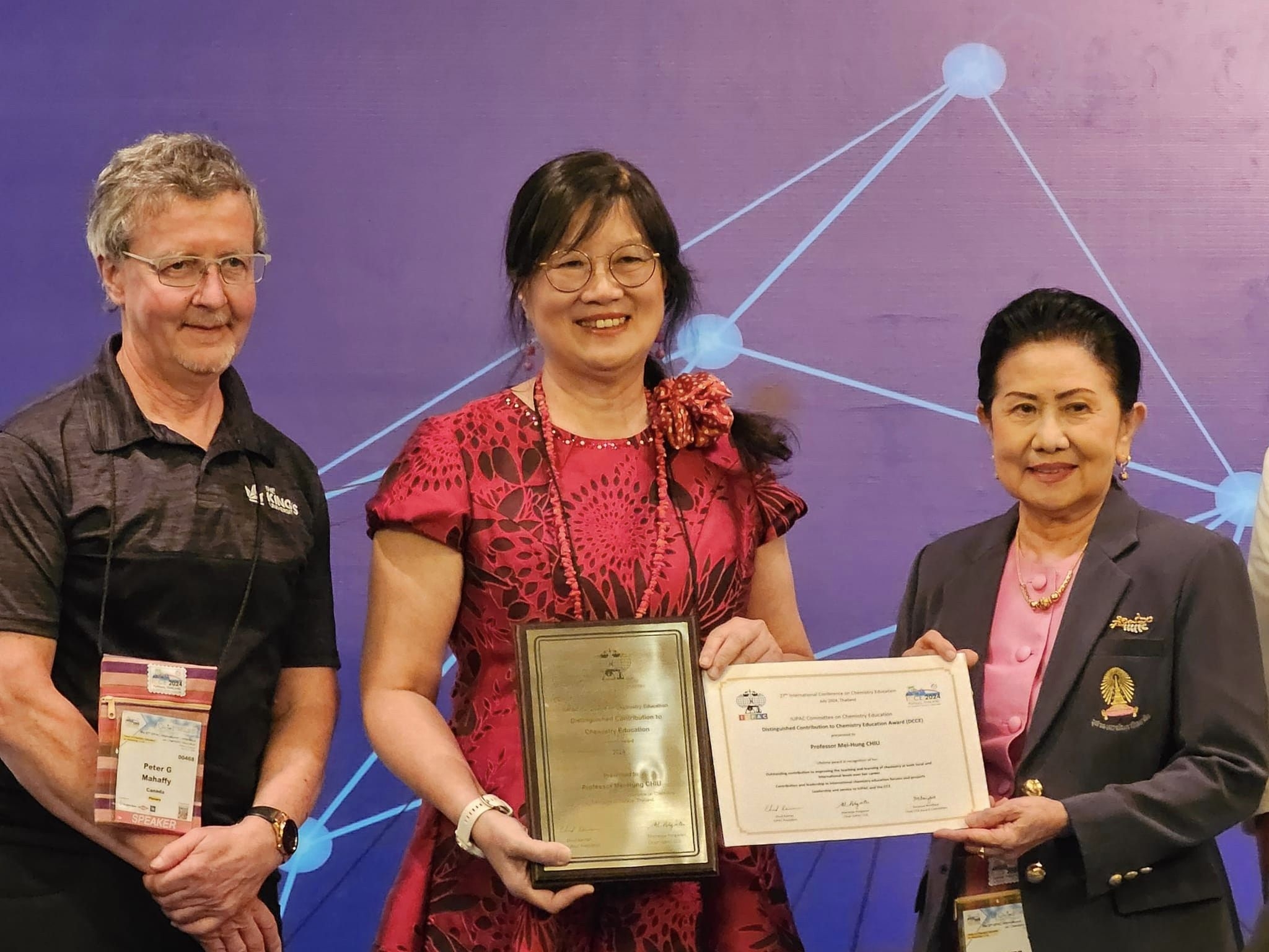 臺灣首位邱美虹名譽教授榮獲IUPAC化學教育終身貢獻獎